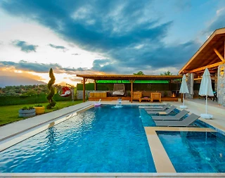 Seydikemer Yakaköy'de Nezih Konumda, Isıtmalı Havuzlu, Saunalı Villa - 3