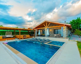 Seydikemer Yakaköy'de Nezih Konumda, Isıtmalı Havuzlu, Saunalı Villa - 2