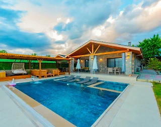 Seydikemer Yakaköy'de Nezih Konumda, Isıtmalı Havuzlu, Saunalı Villa - 2