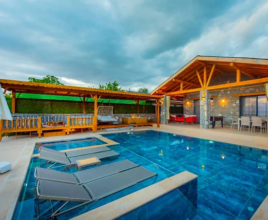 Seydikemer Yakaköy'de Modern Tasarımlı, Özel Havuzlu, Jakuzili Villa - 1
