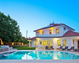 Fethiye Yeşilüzümlü'de Geniş Bahçeli, Özel Havuzlu, Görkemli Villa - 2