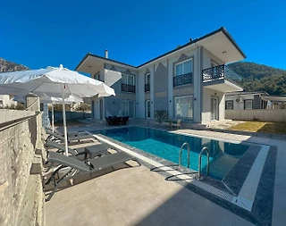 Fethiye Yeşilüzümlü'de Sakin Konumda, Özel Havuzlu, Şık Villa - 1