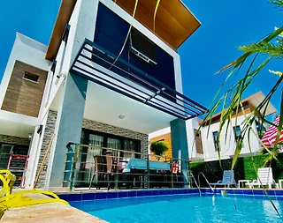 Kuşadası Kadınlar Denizi'nde Denize Yakın, Özel Havuzlu, Bahçeli Villa - 2