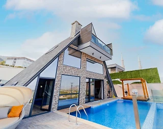 Antalya Finike'de Geniş Bahçeli, Açık ve Kapalı Havuzlu, Şık Villa - 1