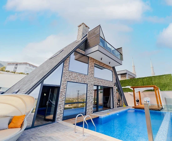 Antalya Finike'de Geniş Bahçeli, Açık ve Kapalı Havuzlu, Kiralık Villa - 1