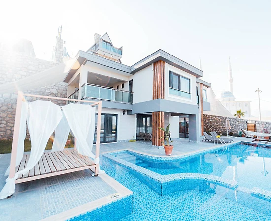 Antalya Finike'de Şehir Manzaralı, Özel Havuzlu, Bahçeli Villa - 1