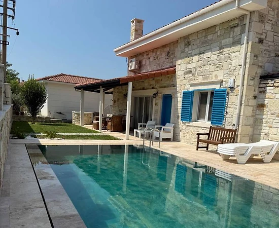 Foça Yenibağarası'nda Geniş Bahçe İçerisinde, Özel Havuzlu, 3+1 Villa - 1