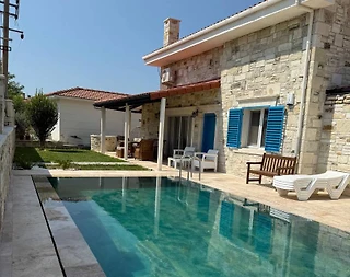 Foça Yenibağarası'nda Geniş Bahçe İçerisinde, Özel Havuzlu, 3+1 Villa - 1