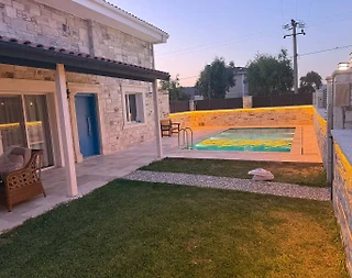 Foça Yenibağarası'nda Geniş Bahçe İçerisinde, Özel Havuzlu, 3+1 Villa - 3