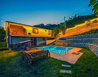 Sakarya Serdivan'da Otantik Tasarımlı, Isıtmalı Havuzlu, Bahçeli Villa - 1