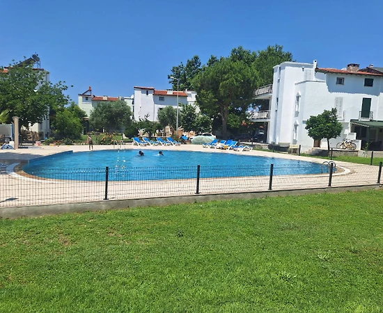 Kuşadası Davutlar'da Merkezi Konumda, Ortak Havuzlu, Kiralık Villa - 1