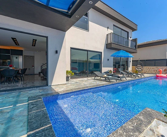 Kaş Yeşilköy'de Geniş Ailelere Uygun, Özel Havuzlu, Olanaklı Villa - 1