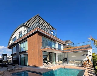 Antalya Döşemealtı'nda Geniş Bahçe İçerisinde, Özel Havuzlu, Şık Villa - 1