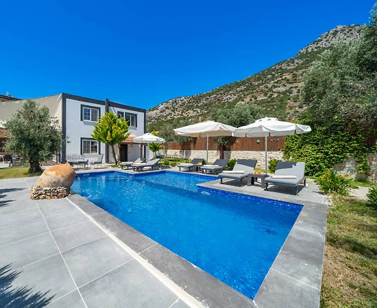 Kaş İslamlar'da Sakin Konumda, Özel Havuzlu, Geniş Villa - 1