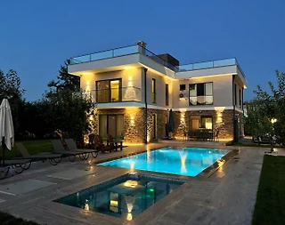 Sapanca'da Kalabalık Ailelere Uygun, Isıtmalı Havuzlu, Kiralık Villa - 2