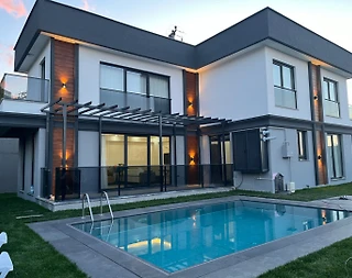 Kartepe Maşukiye'de Geniş Bahçede, Isıtmalı Havuzlu, Kiralık Villa - 4