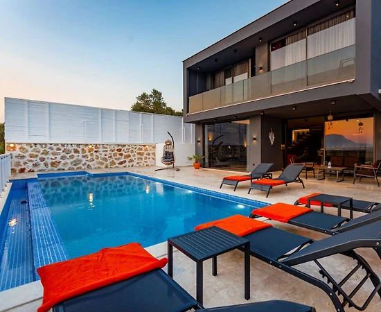 Kaş Yeşilköy'de Sakin Konumda, Özel Havuzlu, Modern Villa - 1