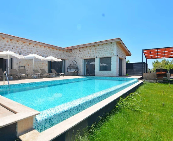 Kaş Üzümlü'de Doğa Manzaralı, Isıtmalı Havuzlu, Modern Villa - 1