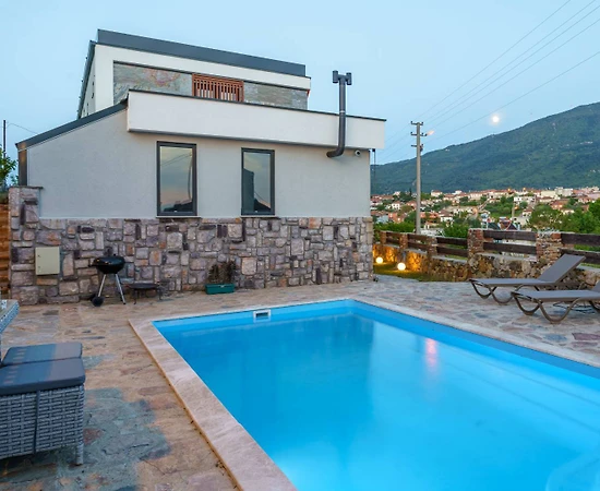 Kuşadası Çınarköy'de Doğanın İçinde, Isıtmalı Havuzlu, Modern Villa - 1