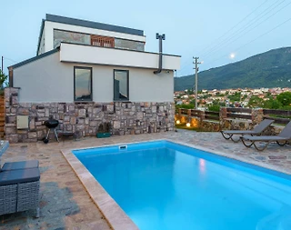 Kuşadası Çınarköy'de Doğanın İçinde, Isıtmalı Havuzlu, Modern Villa - 1