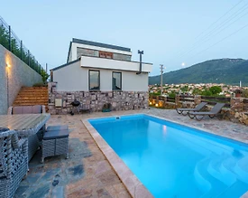 Kuşadası Çınarköy'de Doğanın İçinde, Isıtmalı Havuzlu, Modern Villa - 2