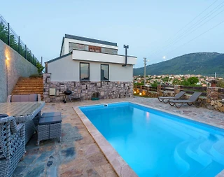 Kuşadası Çınarköy'de Doğanın İçinde, Isıtmalı Havuzlu, Modern Villa - 2
