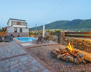 Kuşadası Çınarköy'de Doğanın İçinde, Isıtmalı Havuzlu, Modern Villa - 3