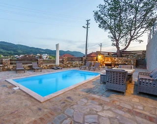 Kuşadası Çınarköy'de Doğanın İçinde, Isıtmalı Havuzlu, Modern Villa - 4