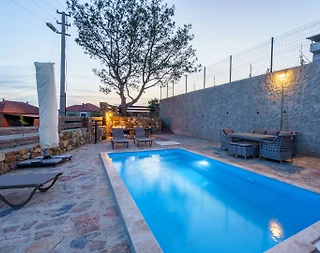 Kuşadası Çınarköy'de Doğanın İçinde, Isıtmalı Havuzlu, Modern Villa - 5