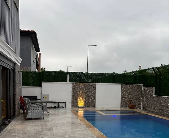 Serik Kadriye'de Sakin Konumda, Isıtmalı Havuzlu, Lüks Villa - 1