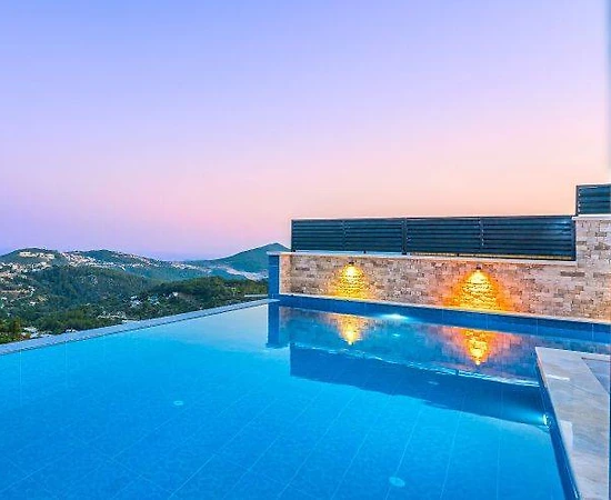 Kaş İslamlar'da Otantik Tasarımlı, Isıtmalı Özel Havuzlu, Taş Ev - 1