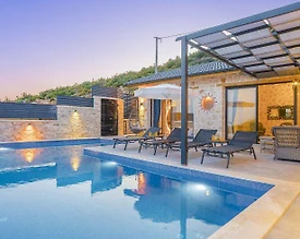 Kaş İslamlar'da Otantik Tasarımlı, Isıtmalı Özel Havuzlu, Taş Ev - 3