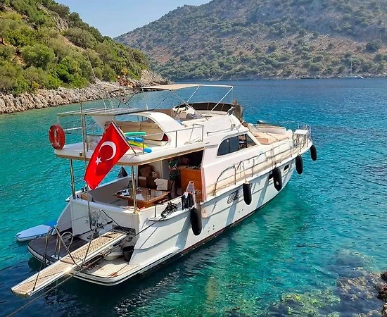 Fethiye Göcek'te Masmavi Sularda, Lüks Tasarımlı, Konforlu Motoryat - 1