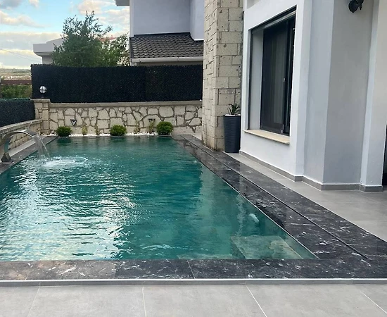 İzmir Çeşme'de Denize Yakın Konumda, Modern Tasarımlı, Kiralık Villa - 1