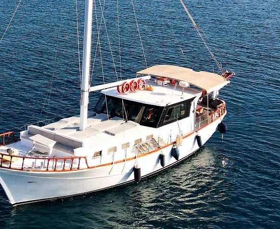 İzmir Çeşme'de Eşsiz Mavilikler İçerisinde, 3 Kabinli, Kiralık Gulet - 1