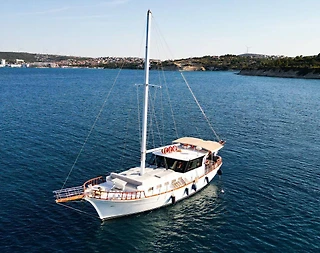 İzmir Çeşme'de Eşsiz Mavilikler İçerisinde, 3 Kabinli, Şık Gulet - 2