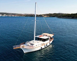 İzmir Çeşme'de Eşsiz Mavilikler İçerisinde, 3 Kabinli, Şık Gulet - 2