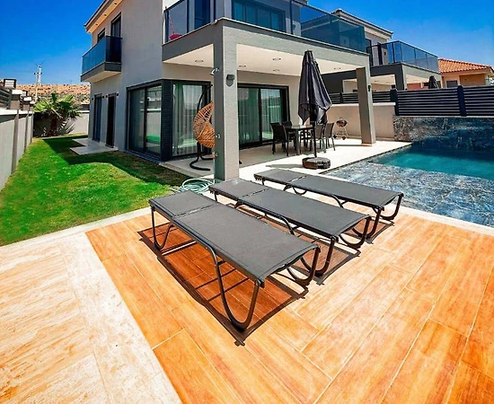 İzmir Çeşme'de Geniş Ailelere Uygun, Özel Tuz Havuzlu, Ferah Villa - 1