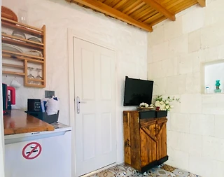 İzmir Çeşme'de Merkeze ve Denize Yakın Mesafede, Taş Mimarili Ev - 3