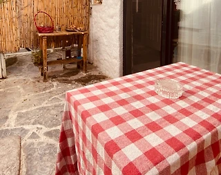 İzmir Çeşme'de Merkeze ve Denize Yakın Mesafede, Taş Mimarili Ev - 1