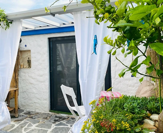 İzmir Çeşme'de Merkezi Konumda, Denize Yakın, Otantik Taş Ev - 1