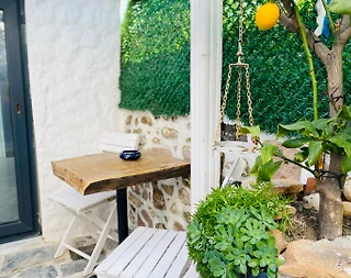 İzmir Çeşme'de Merkezi Konumda, Denize Yakın, Otantik Taş Ev - 2