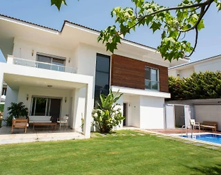 İzmir Çeşme'de Merkezi Konumda, Isıtmalı Havuzlu, Lüks Villa - 3