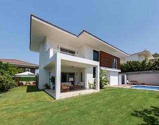 İzmir Çeşme'de Merkezi Konumda, Isıtmalı Havuzlu, Lüks Villa - 1