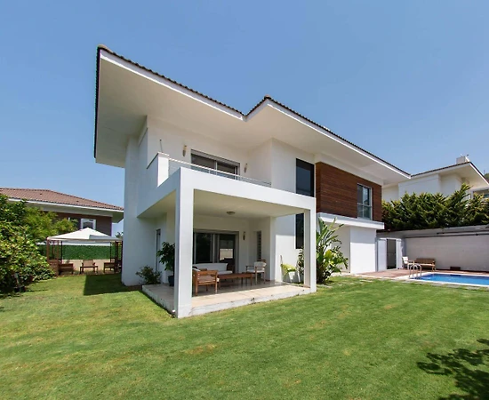 İzmir Çeşme'de Merkezi Konumda, Isıtmalı Havuzlu, Lüks Villa - 1