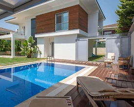 İzmir Çeşme'de Merkezi Konumda, Isıtmalı Havuzlu, Lüks Villa - 2