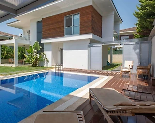 İzmir Çeşme'de Merkezi Konumda, Isıtmalı Havuzlu, Lüks Villa - 2