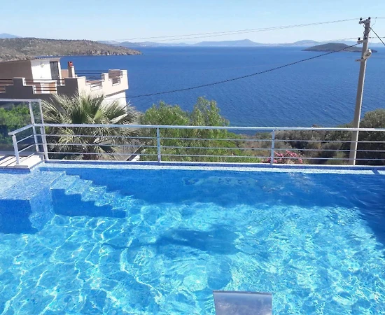 İzmir Dikili'de Kalabalık Ailelere Uygun, Özel Havuzlu, Konforlu Villa - 1