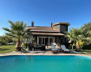 İzmir Foça'da Göz Alıcı Doğada, Özel Havuzlu, 4+1 Bahçeli Villa - 1