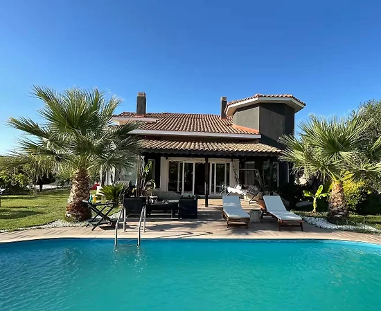 İzmir Foça'da Göz Alıcı Doğada, Özel Havuzlu, 4+1 Bahçeli Villa - 1